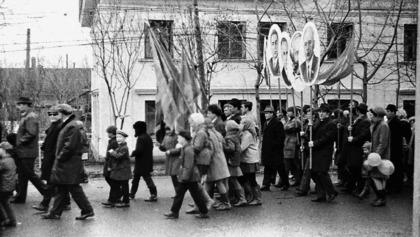 Демонстрация на главной улице города. Углегорск, 1968 г. Архив Т. Крупновой